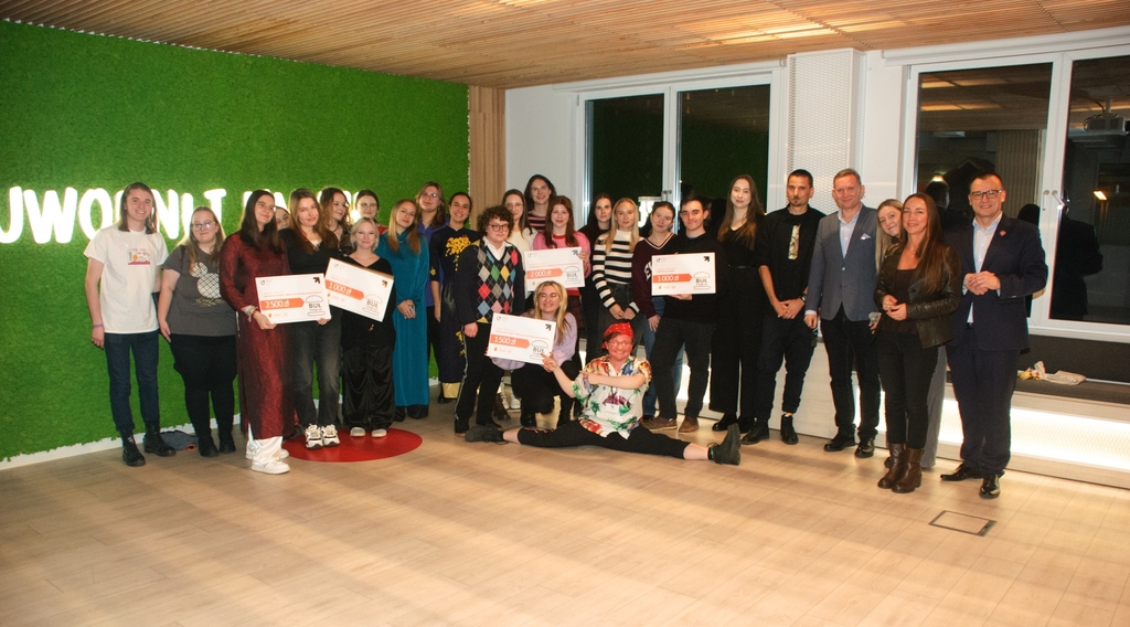 Laureaci razem z jury konkursu BUŁ integruje.