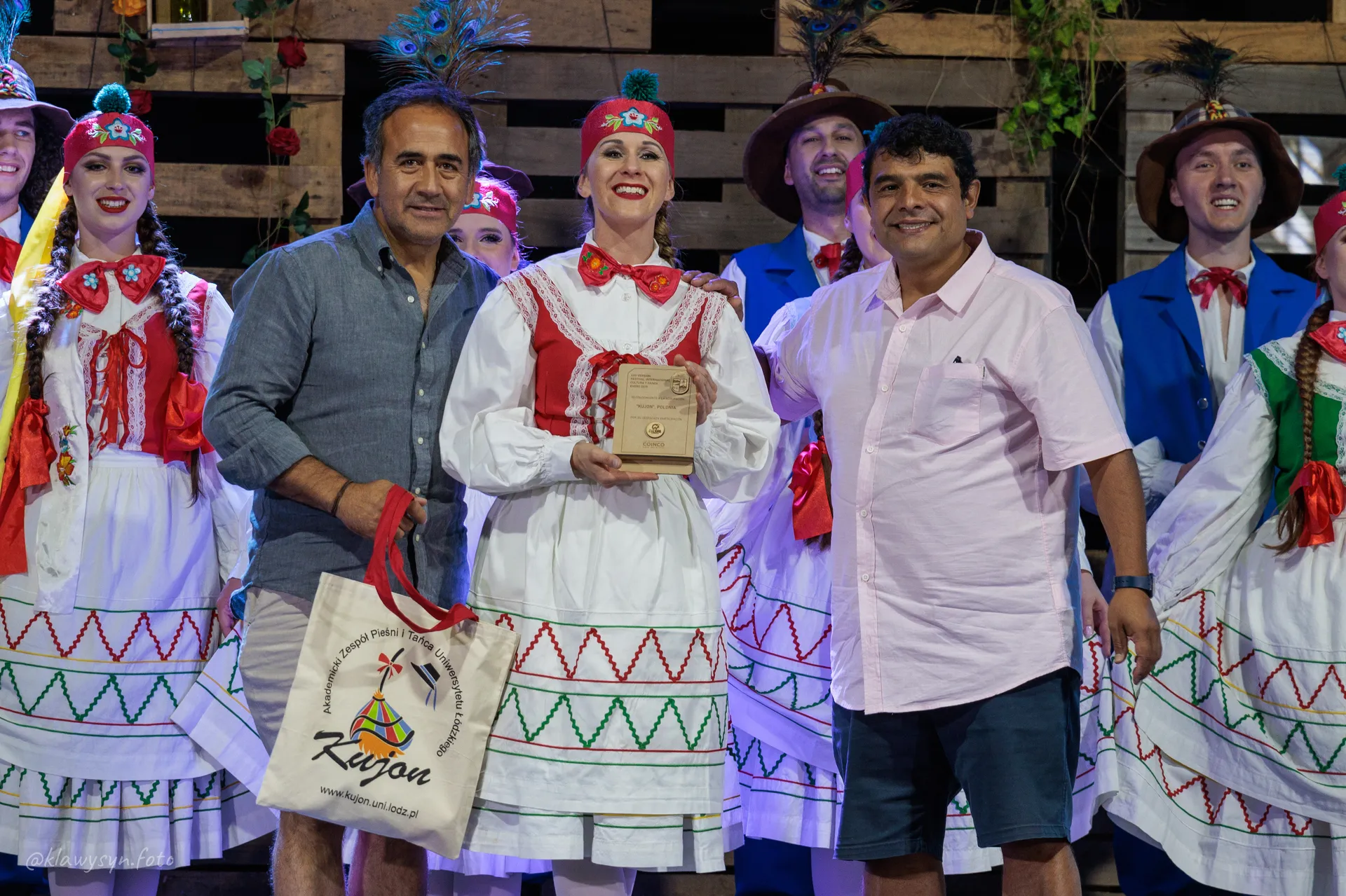 tancerka w stroju krośnieńskim w towarzystwie władz miasta Coinco