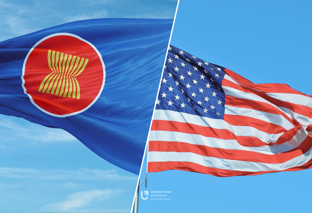 Po lewej stronie flaga ASEAN, a po prawej stronie flaga USA