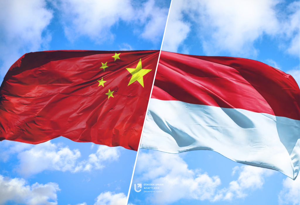 Po lewej stronie flaga Chin, a po prawej stronie flaga Indonezji