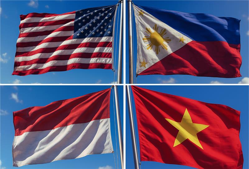 W lewym górnym rogu flaga USA,w lewym dolnym rogu flaga Indonezji, w prawym górnym rogu flaga Filipin, w prawym dolnym rogu flaga Wietnamu