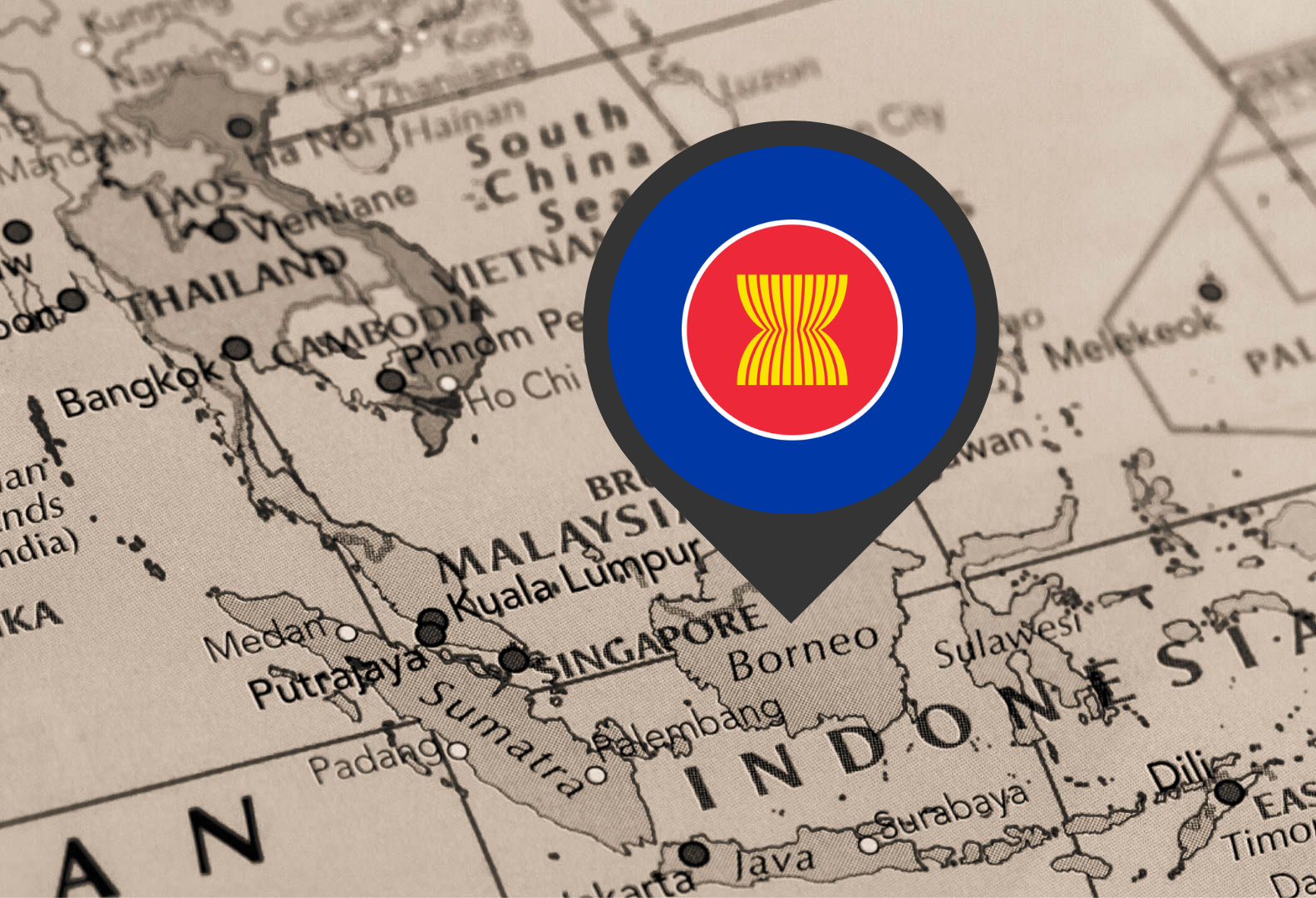 Pinezka z logo ASEAN wbita w mapę Indonezji/A pin with the ASEAN logo stuck into the map of Indonesia