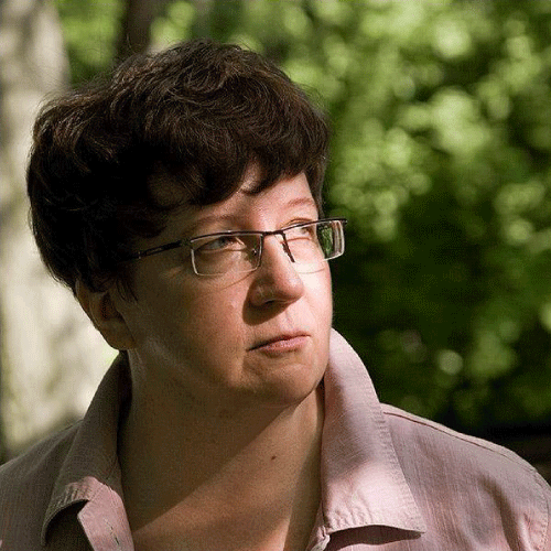 portret kobiety w krótkich włosach 