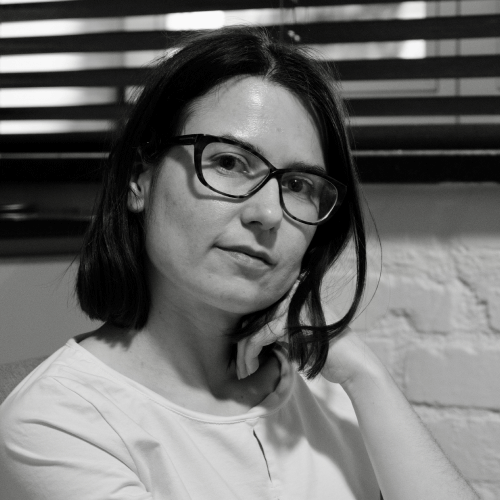 Czarno-białe zdjęcie kobiety w okularach