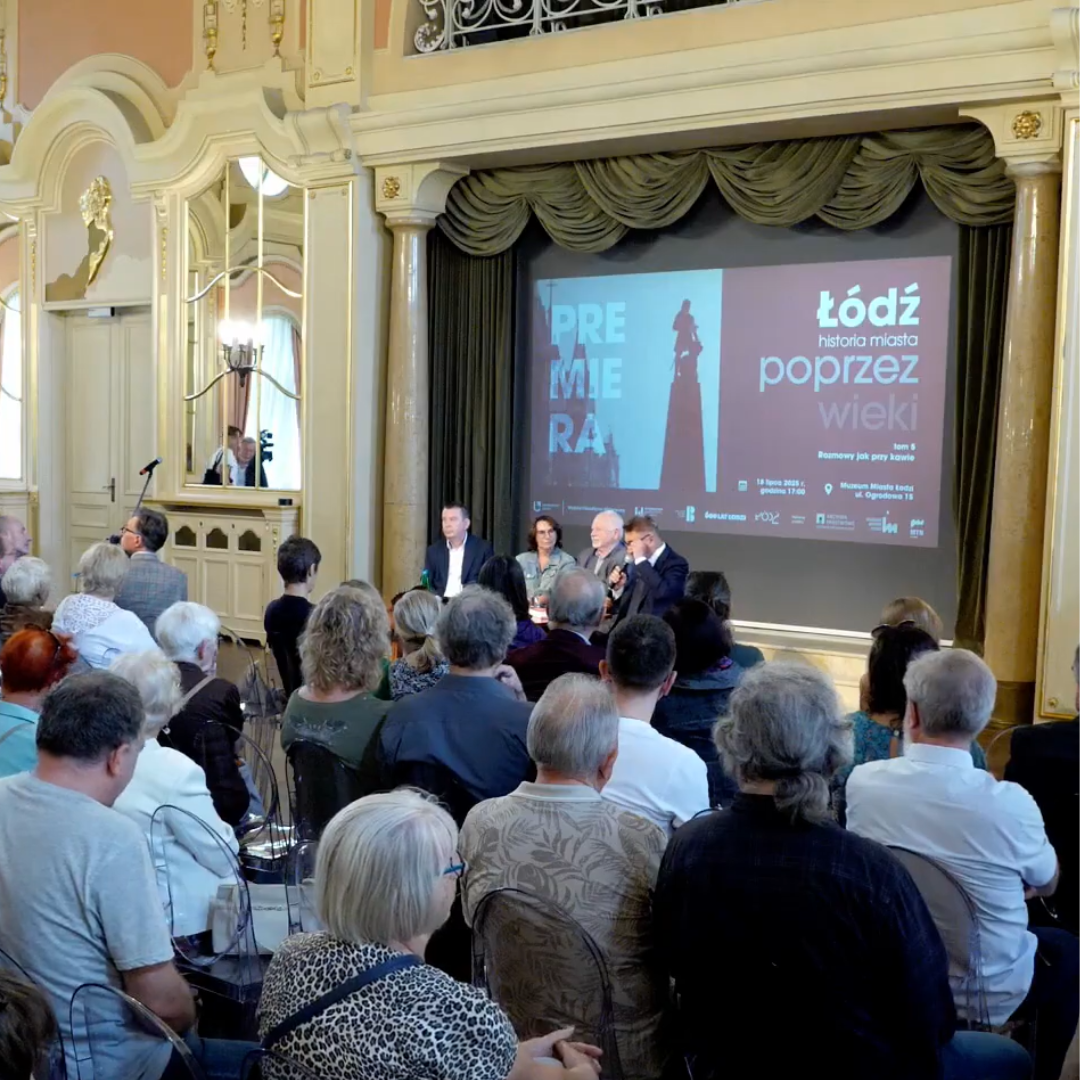 muzealna sala z publicznością