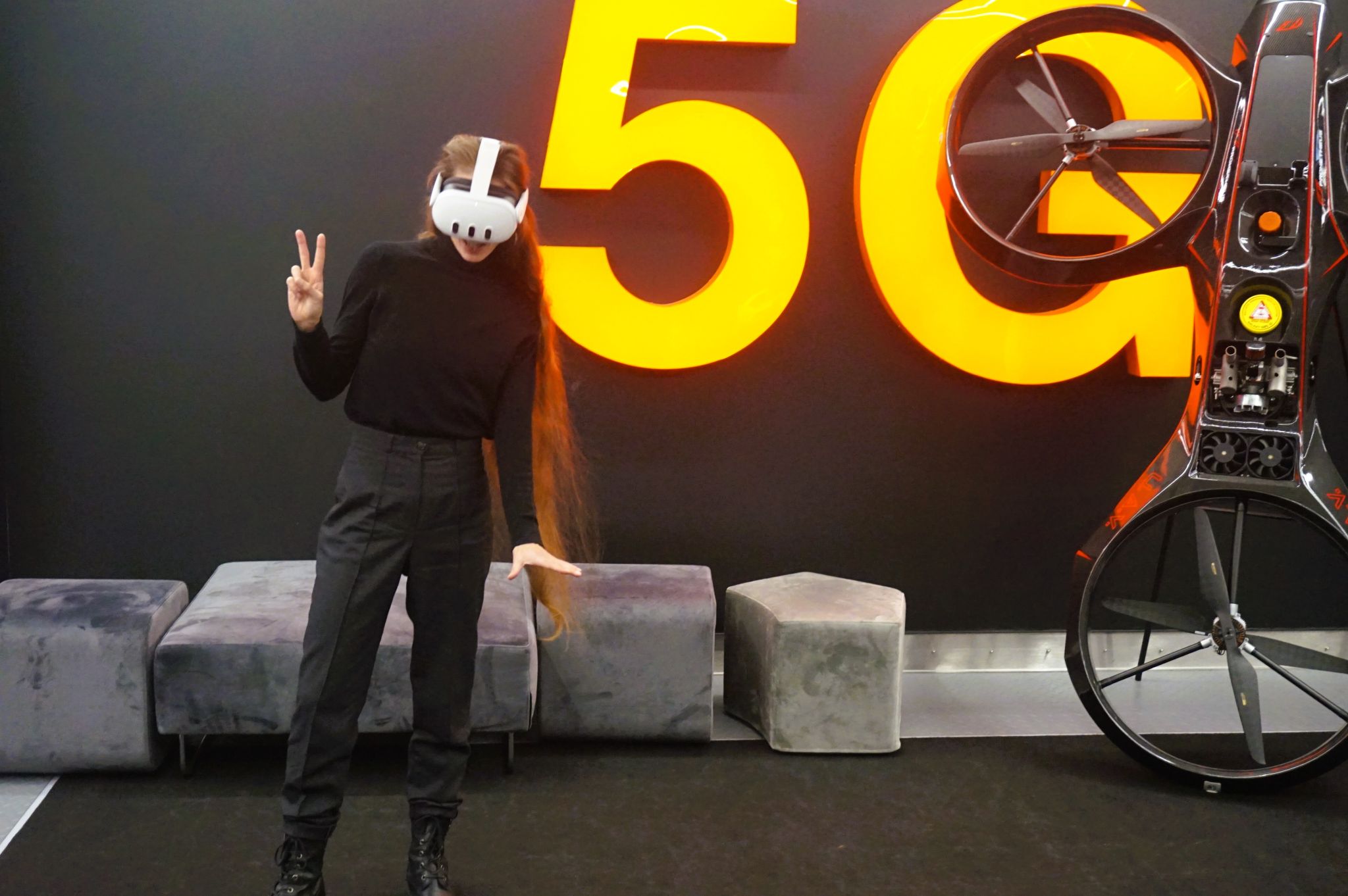 Kobieta w headsetach VR