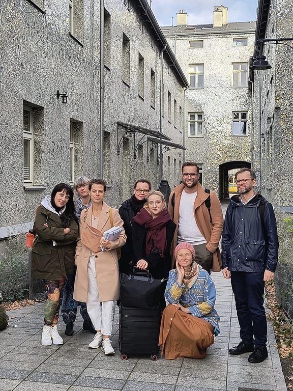 artystki-rezydentki i zespół projektu - zdjęcie grupowe w Pasażu Róży w Łodzi