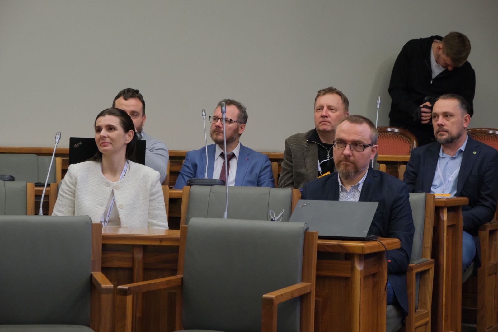 kilka osób siedzi w auli uniwersyteckiej