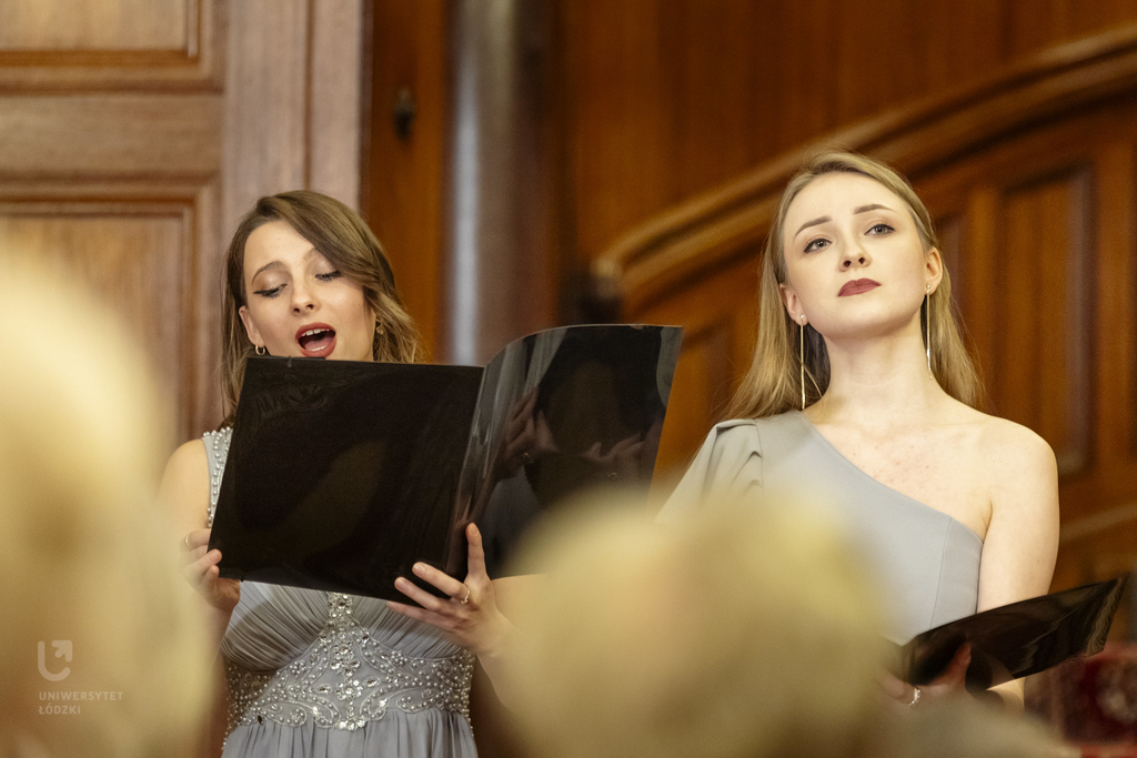 dwie śpiewające kobiety