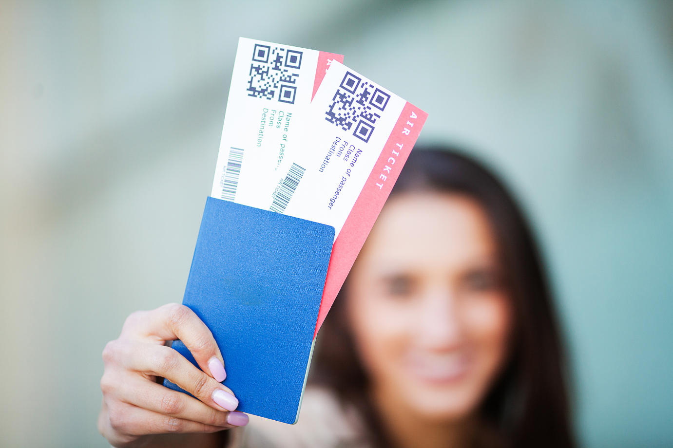 Dziewczyna trzyma bilety w ręku