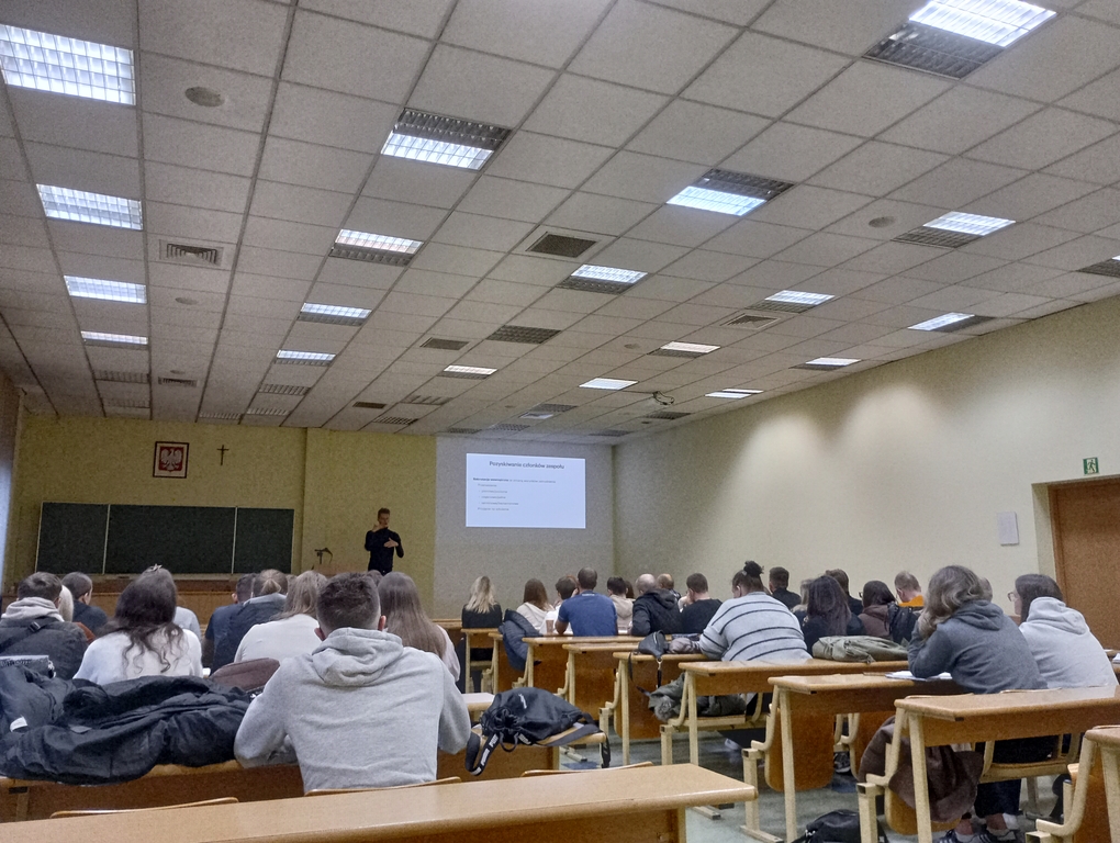 sala wraz z słuchaczami wykładu