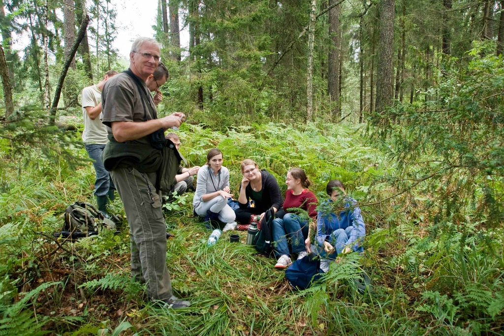 dr in Stanisław dobrowolski ze studentami na zajęciach