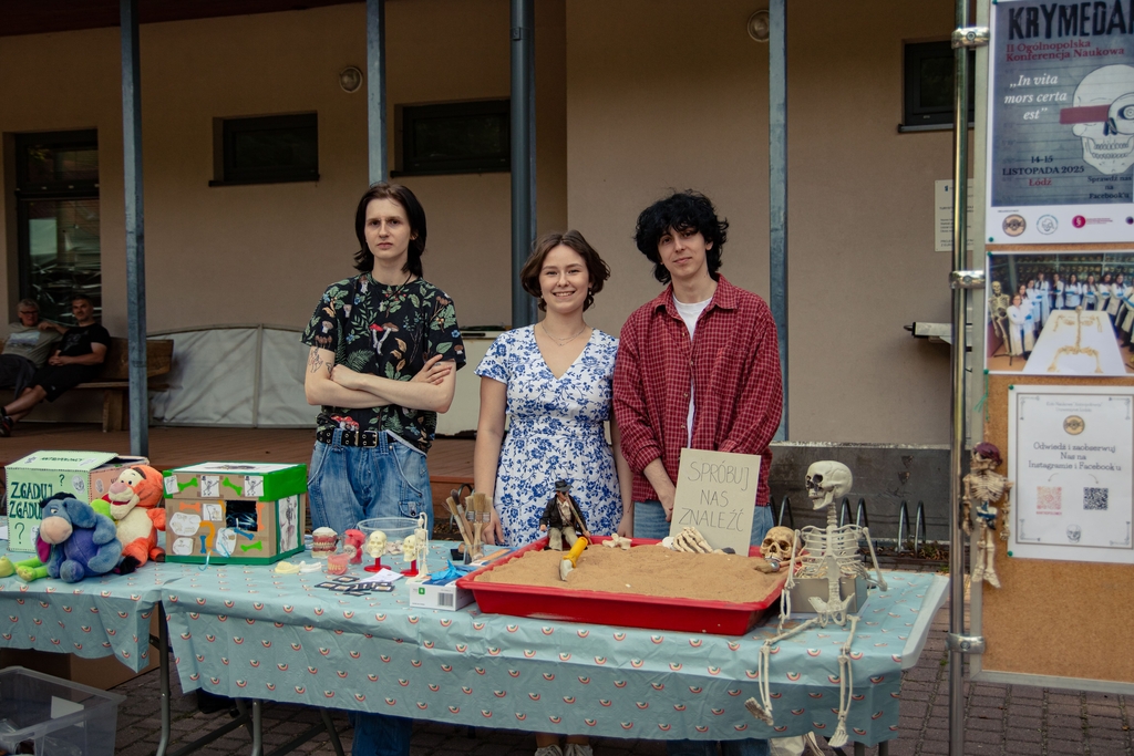 Członkowie koła przy stoisku