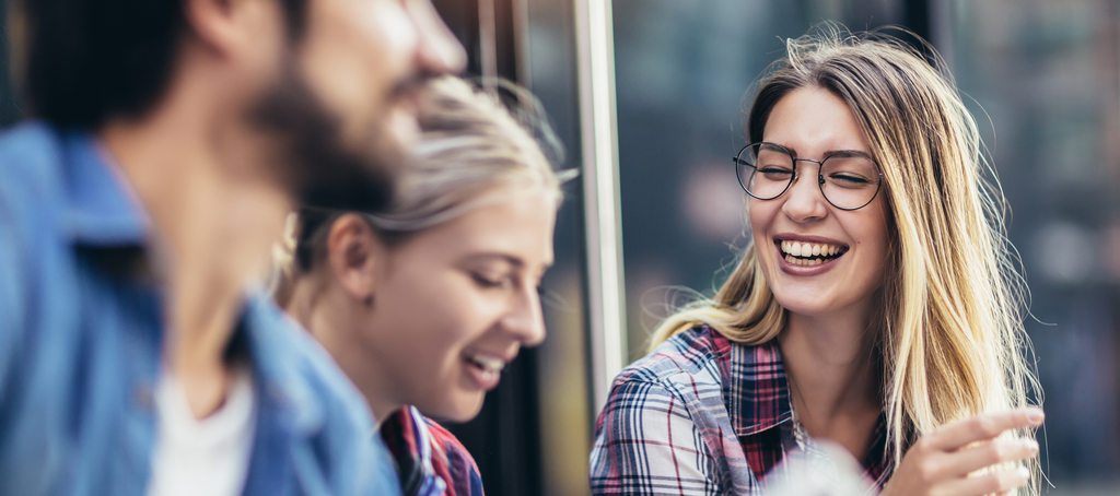 wesoła, uśmiechnięta dziewczyna
