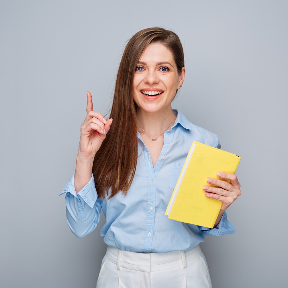 Dziewczyna z zeszytem w dłoni