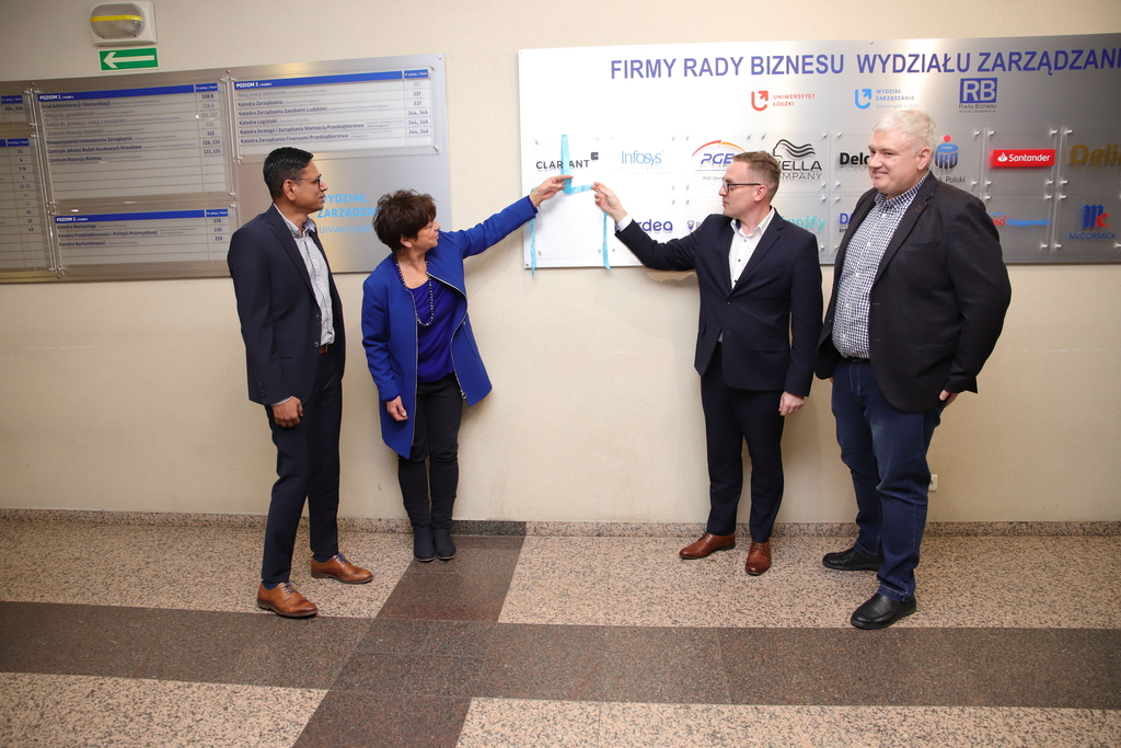 Pani Dziekan i przedstawiciele firmy odsłaniający tabliczkę