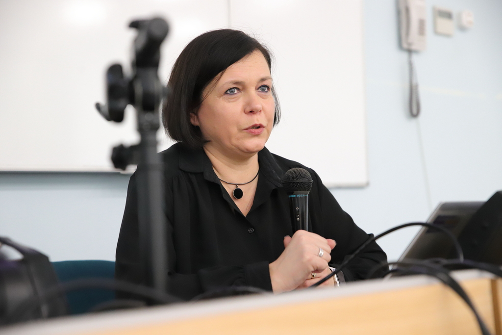 Kinga Chelińska Barańska z mikrofonem