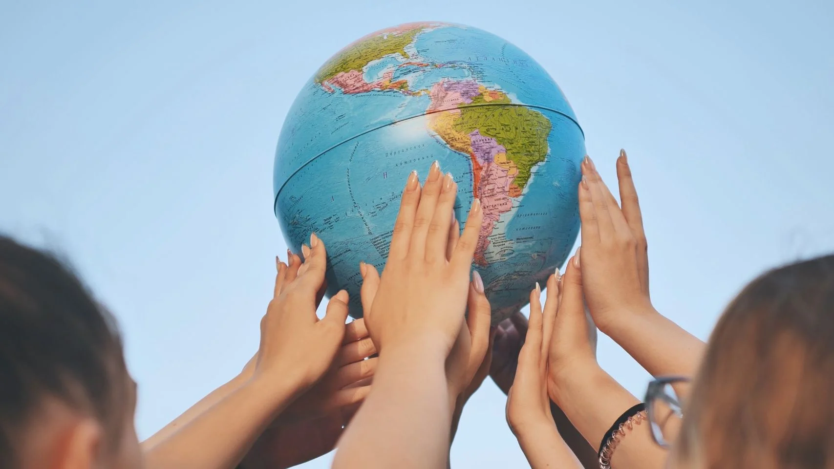 Rece trzymające globus