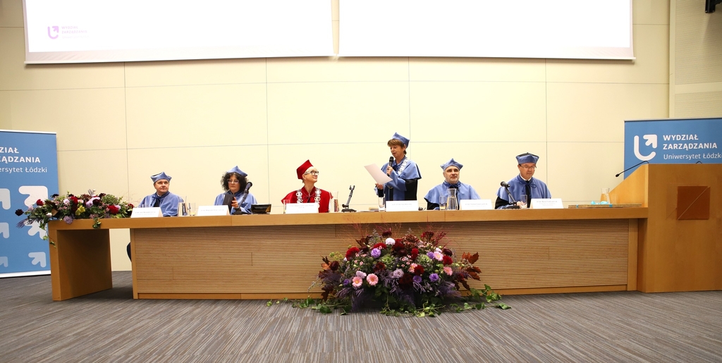 kolegium dziekańskie na auli w trakcie inauguracji roku akademickiego