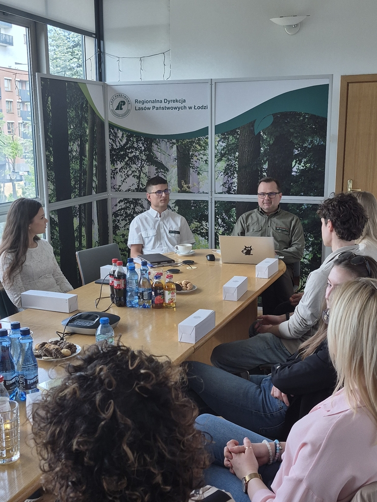 uczestnicy spotkania w siedzibie lasów państwowych