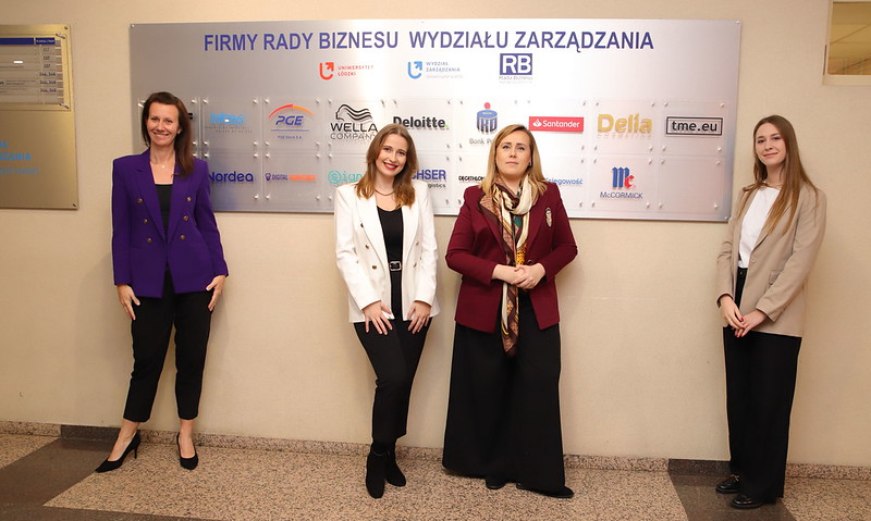 przedstawiciele nowych firm na tle tablic rady biznesu