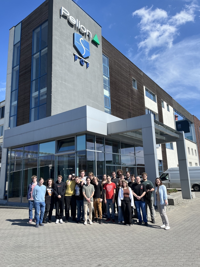 uczestnicy wizyty studyjnej przed budynkiem firmy PGF