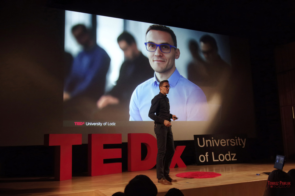 Prelegent podczas wystąpienia