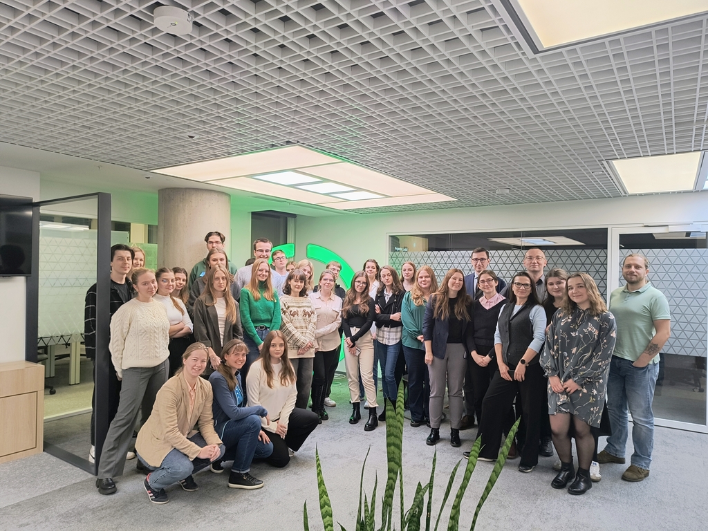 uczestnicy i trenerzy na wspólnym zdjęciu