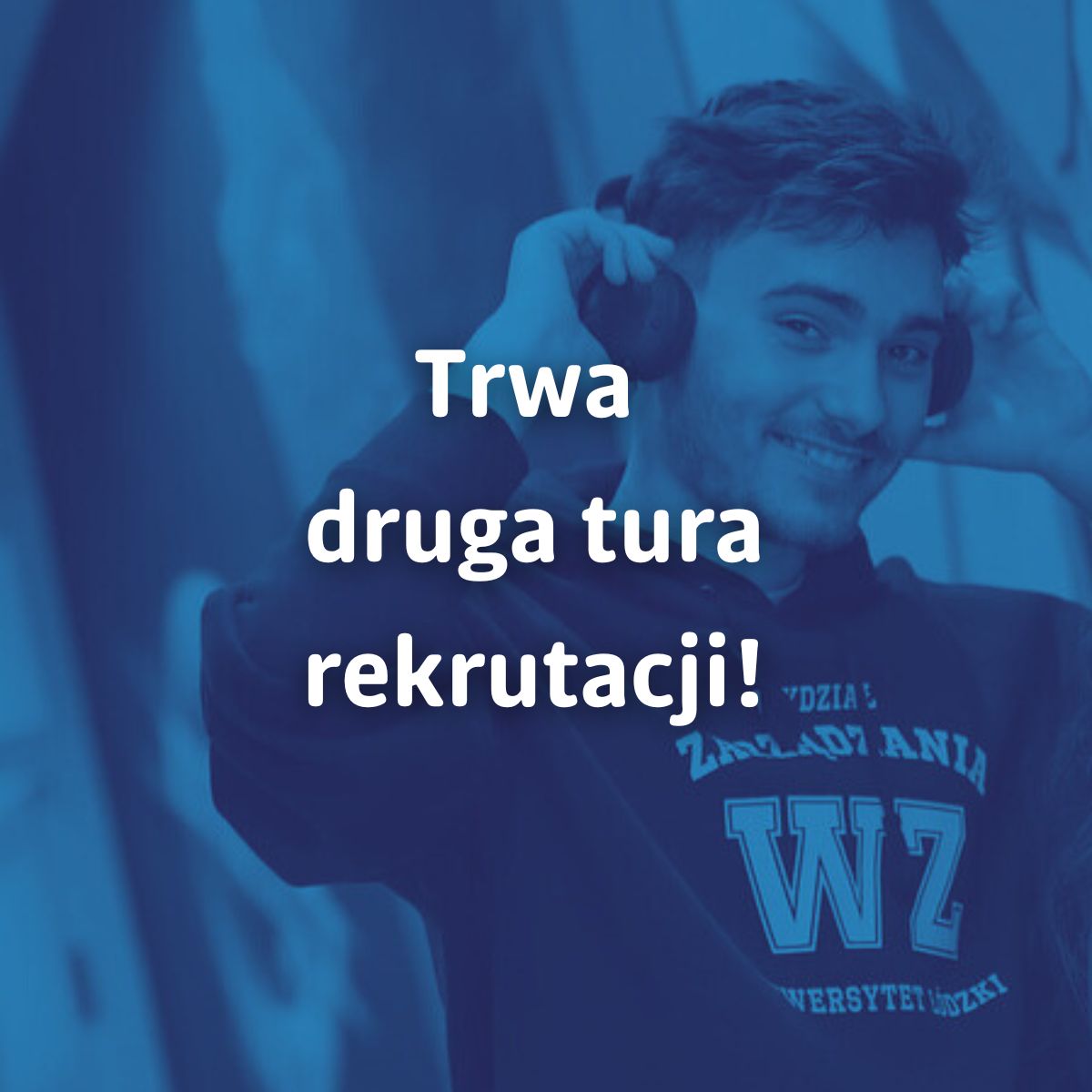 Trwa druga tura rekrutacji. Niebieskie tło, uśmiechnięty mężczyzna