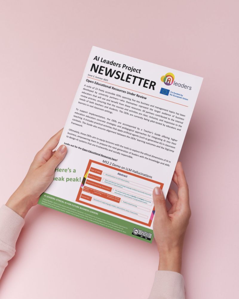 newsletter trzymany w dłoniach