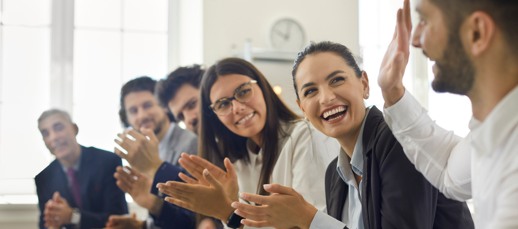 Grupa uśmiechniętych absolwentów MBA