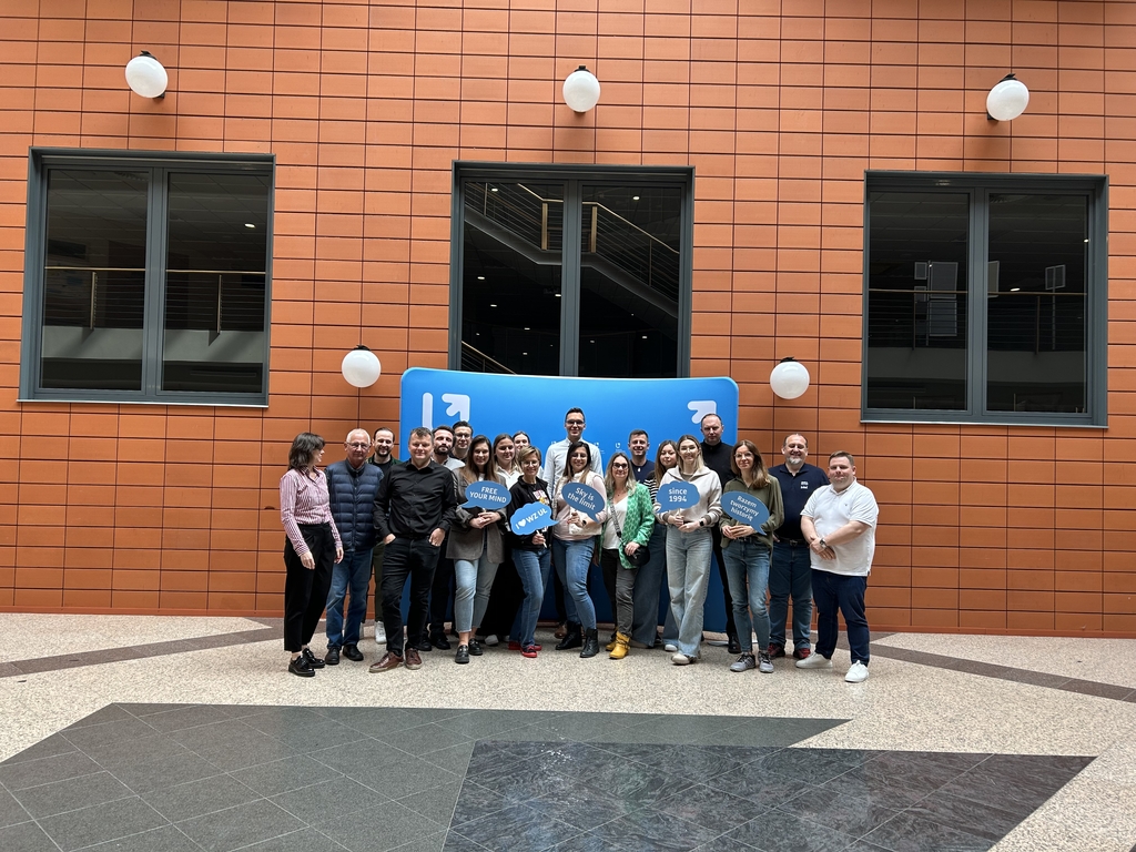 członkowie Klubu Absolwenta na patio