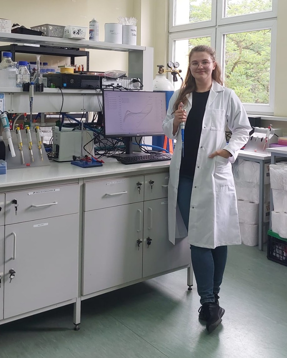 Pani lic. Emilia Powałka w laboratorium