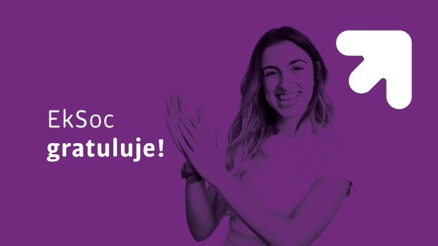 młoda kobieta klaszcząca w dłonie