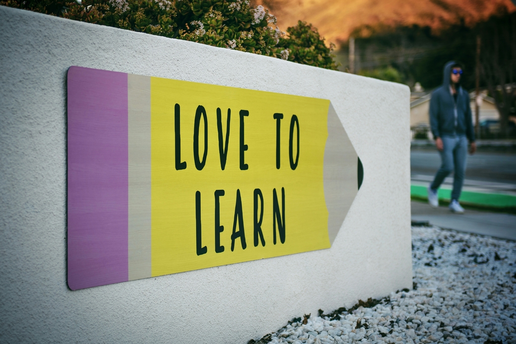 Ściana z napisem "Love to learn"