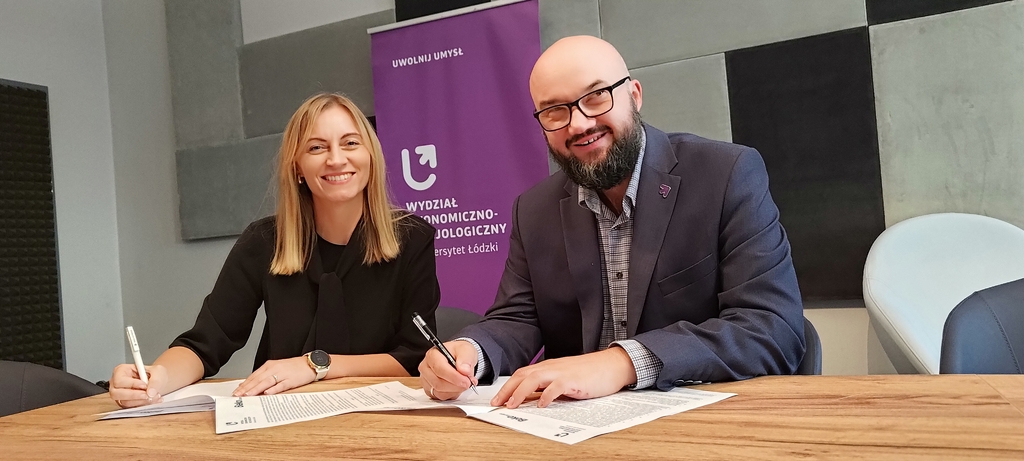 Pani Monika Granosik, Beko oraz Prodziekan Piotr Gabrielczak podpisują umowę o współpracy