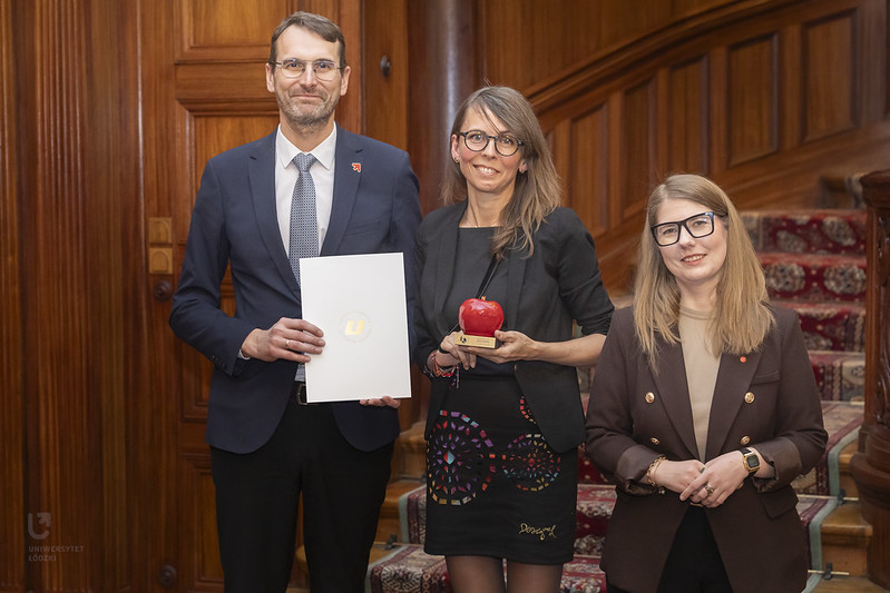 Osoby pozujące do zdjęcia podczas uroczystości