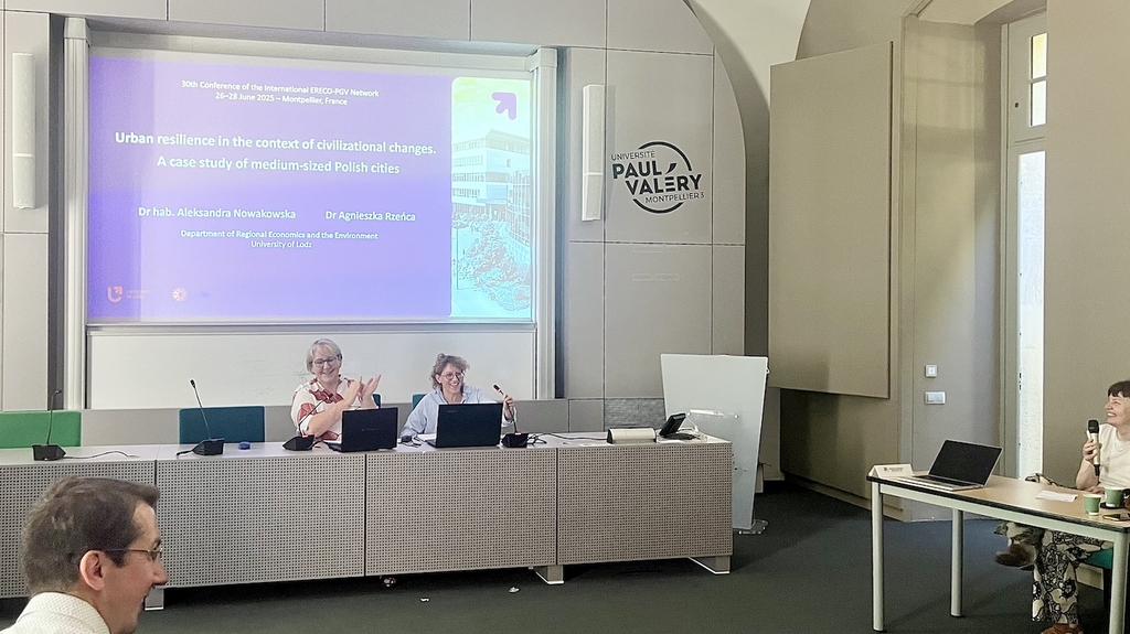 Osoby wygłaszające referat na konferencji naukowej