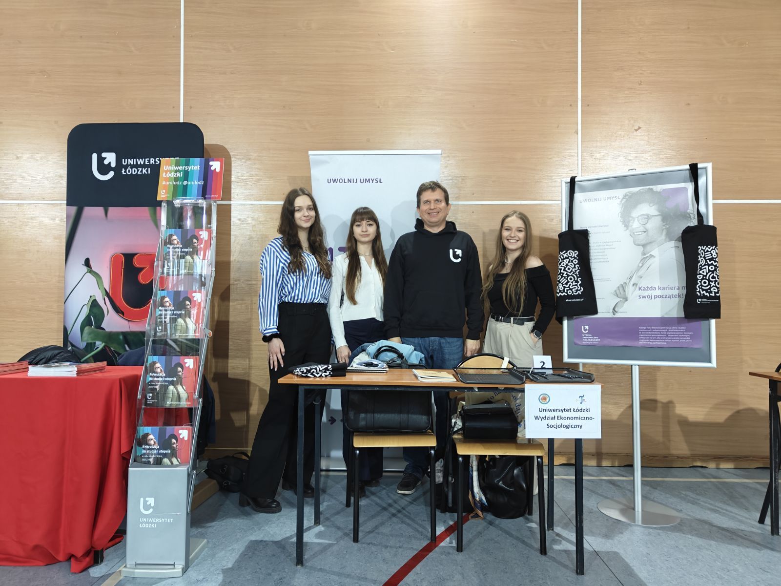 Zdjęcie stoiska i wystawców 