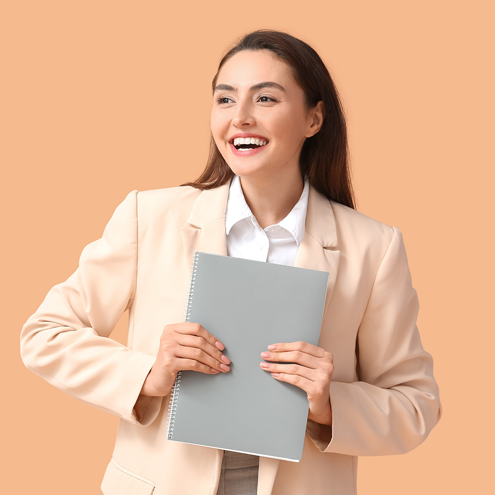 Kobieta trzymająca dokumenty