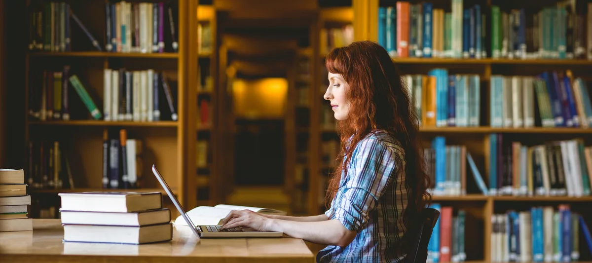 Studentka przy komputerze