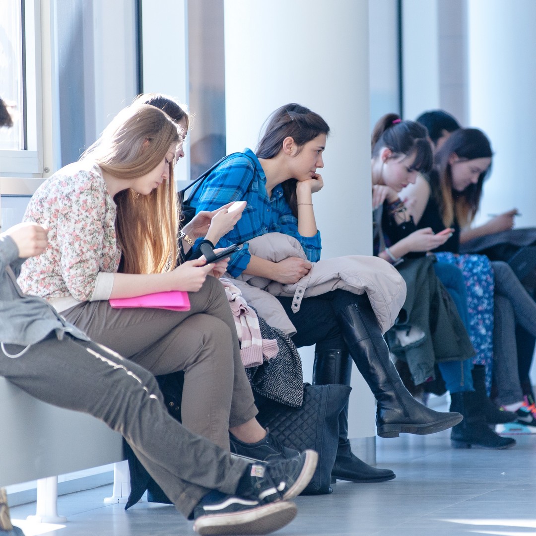 studenci na korytarzu 