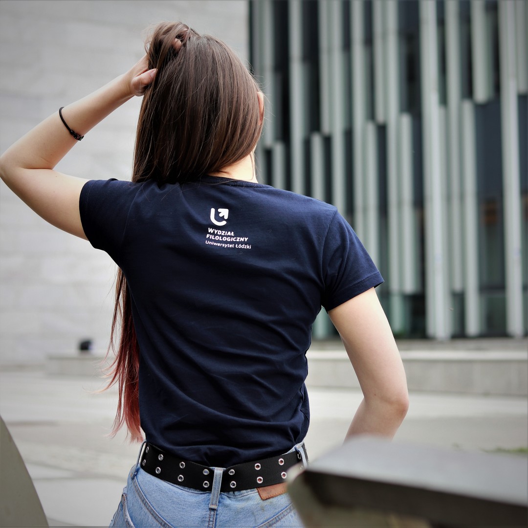 Studentka przed wydziałem