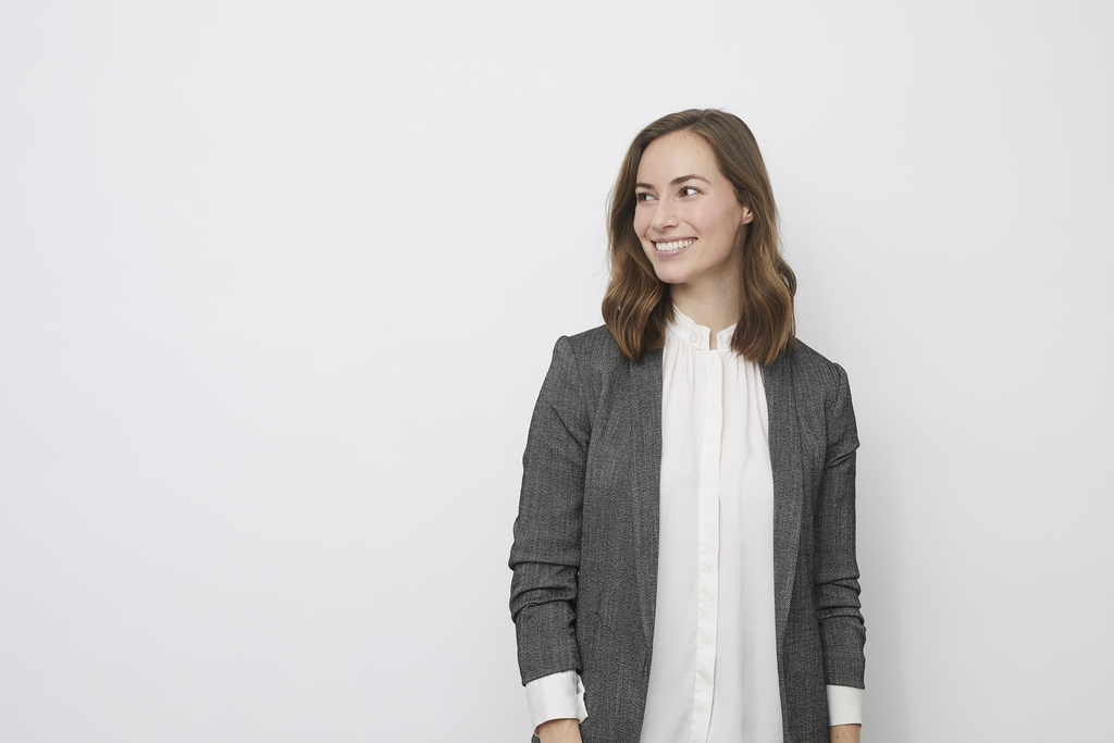 Osoba patrząca w prawą stronę