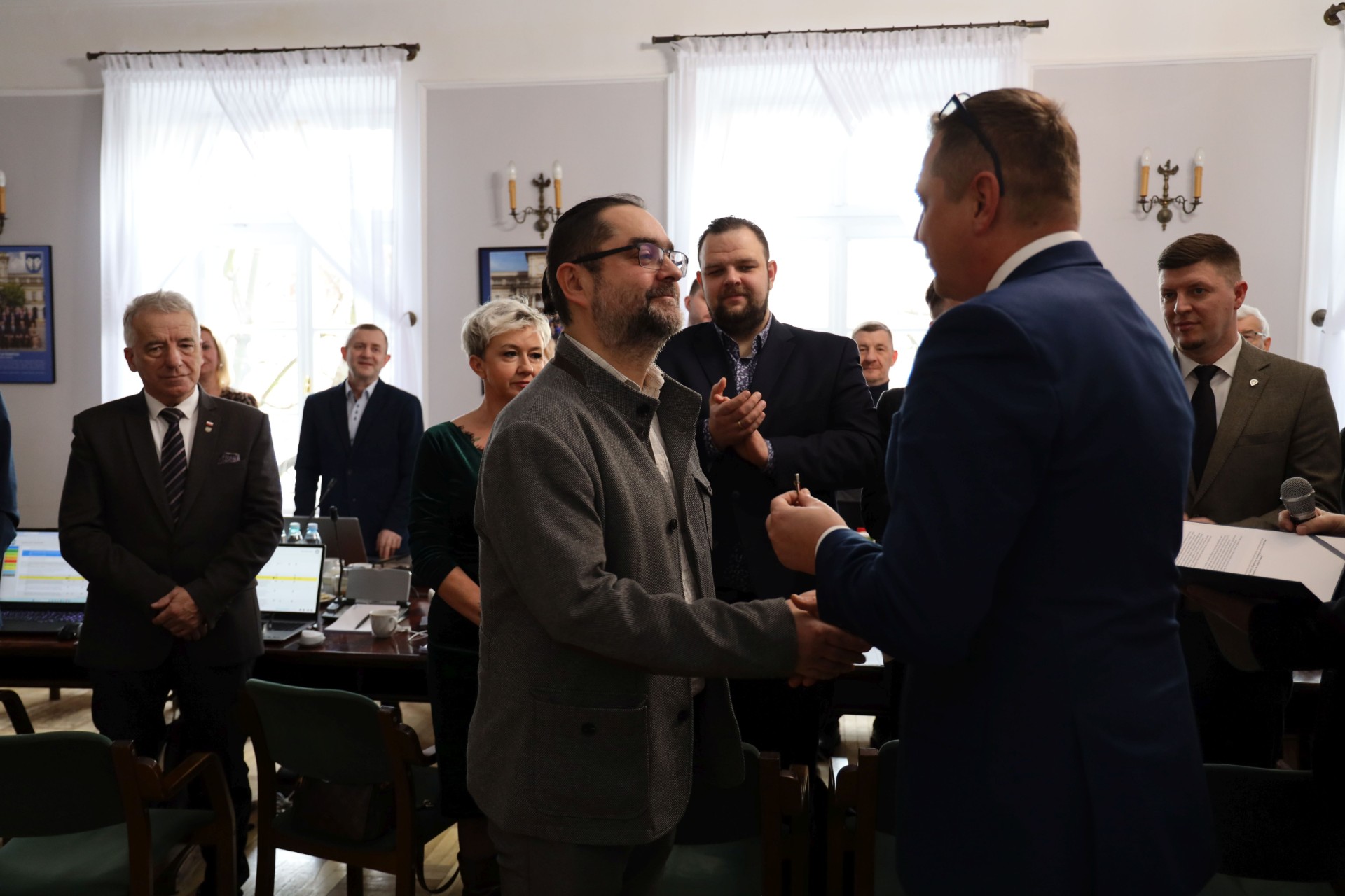 dr Kasprzyk odbiera nagrodę z rąk burmistrza