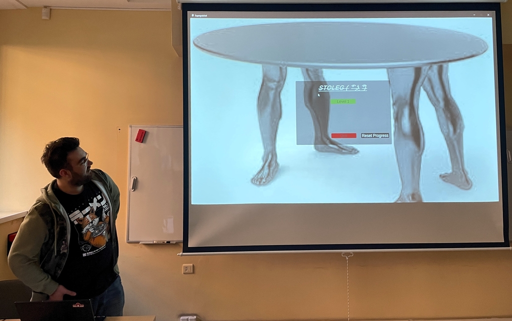 uczestnicy konkursu gamejam prezentujący swoją grę