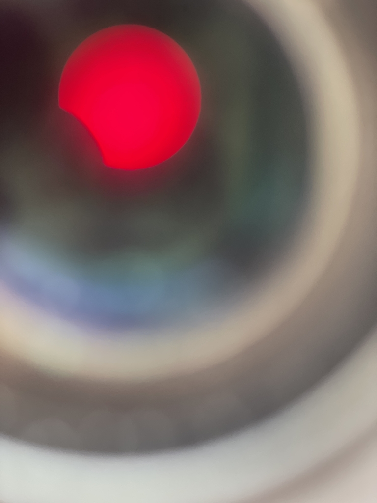 zaćmienie słońca widziane przez teleskop