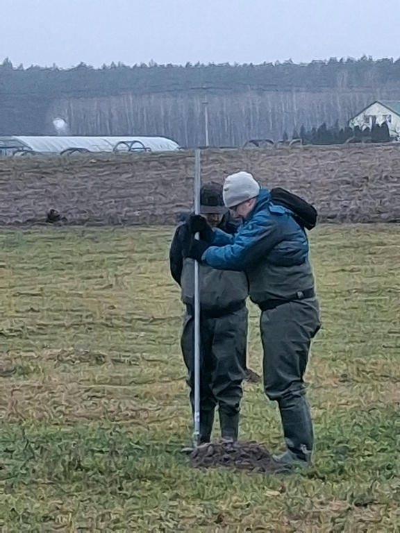 prace badawcze w korycie Moszczenicy w rejonie Rogóźna-Gieczna