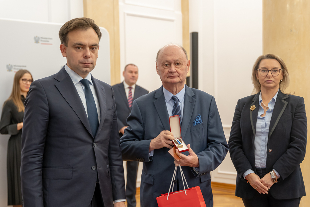 Dwóch mężczyzn i jedna kobieta.