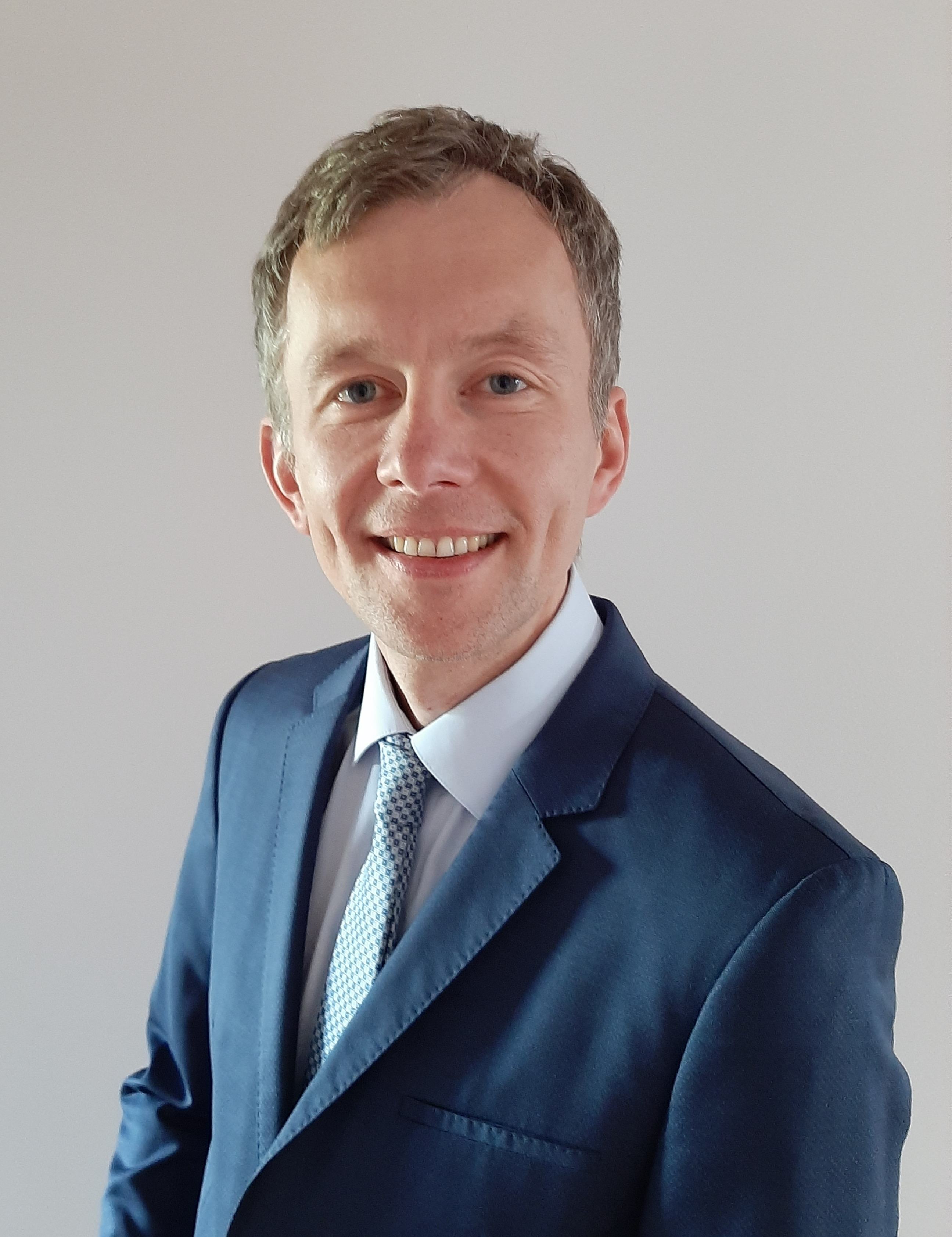 Mężczyzna w błękitnym garniturze